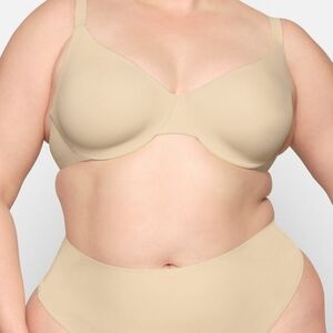 SKIMS!! Unlined Full Coverage Smoothing Intimates Bra- In Sand